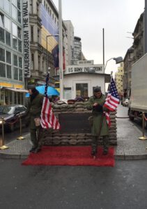 Checkpoint Charlie, Berlin, Deutsch entdecken mit Stefanie