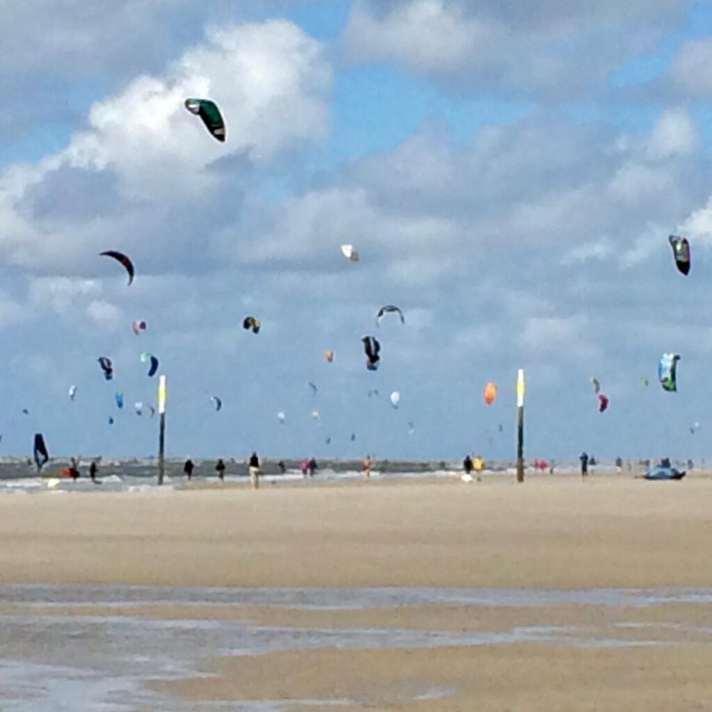 Kitesurfer am Strand von St.Peter- Ording - Deutsch entdecken mit Stefanie